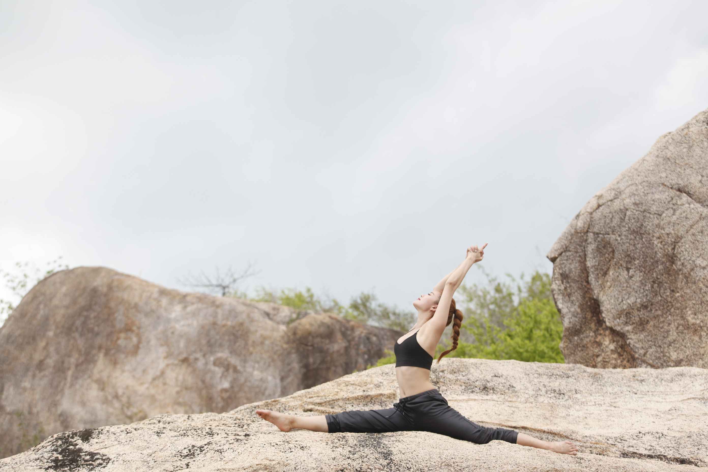 Ngắm hình ảnh Minh Hằng siêu gợi cảm tập yoga trên núi - Ảnh 2